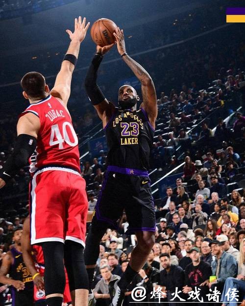 摧毁湖人!怒砍18分19篮板!这才是洛杉矶第一中锋 摧毁湖人!怒砍18分19篮板!这才是洛杉矶第一中锋